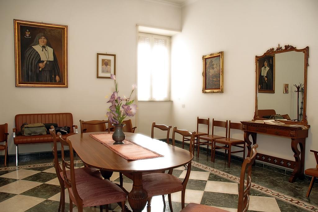 Casa Religiosa Per Ferie Ancelle Del Santuario Hotel Rome Bagian luar foto